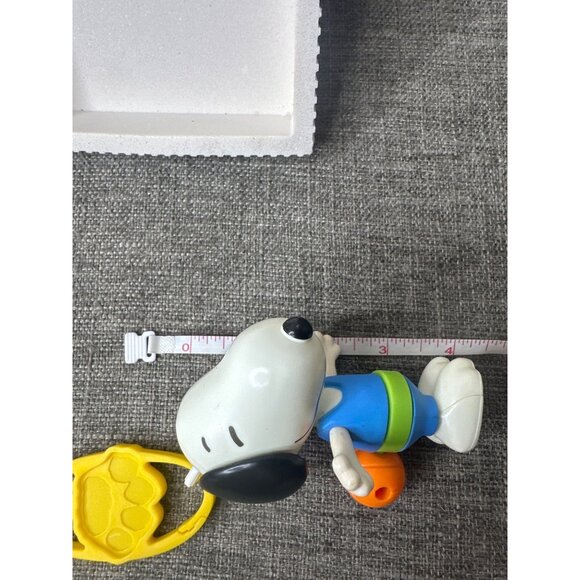 Peanuts Snoopy McDonalds 2018 Toy Figure With Basketball Clip - Picture 5 of 6